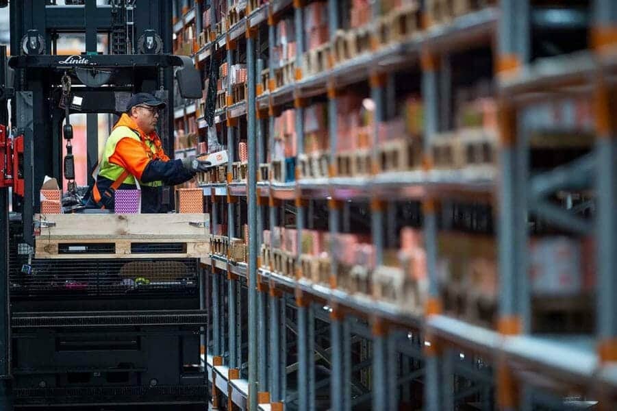 order picking with fork lift and pallet racking